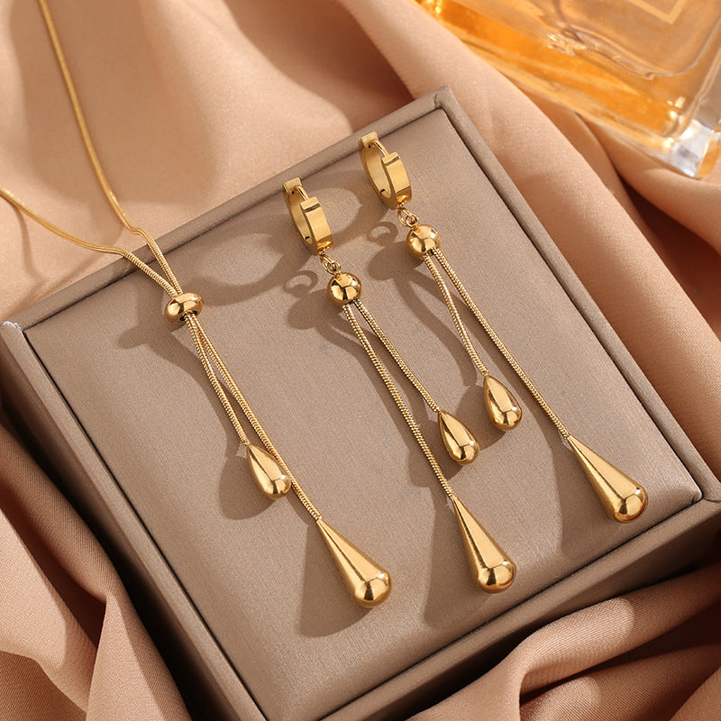 Conjunto de collar y pendientes con borlas de moda