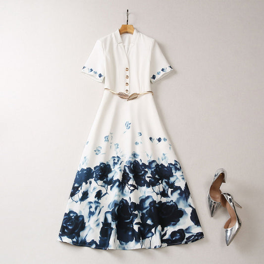 Robe à manches courtes et col en V avec ceinture à boucle dorée et imprimé à l'encre