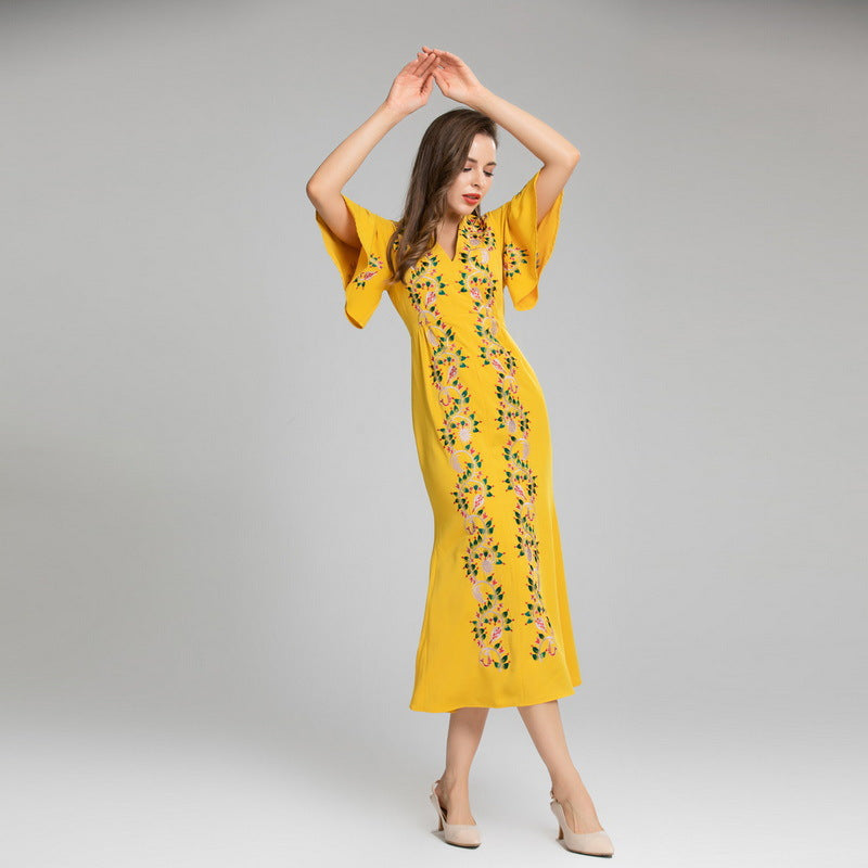 Robe jaune à manches en feuille de lotus