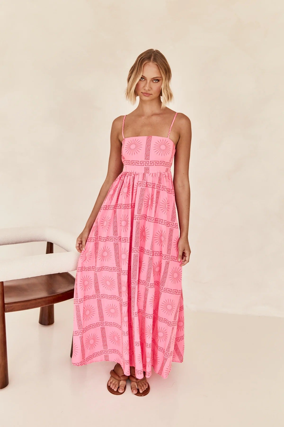 Robe à bretelles imprimée et personnalisée avec découpe dans le dos