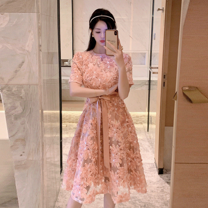 Vestido floral adelgazante estilo francés con flores tridimensionales y bordado pesado de lentejuelas