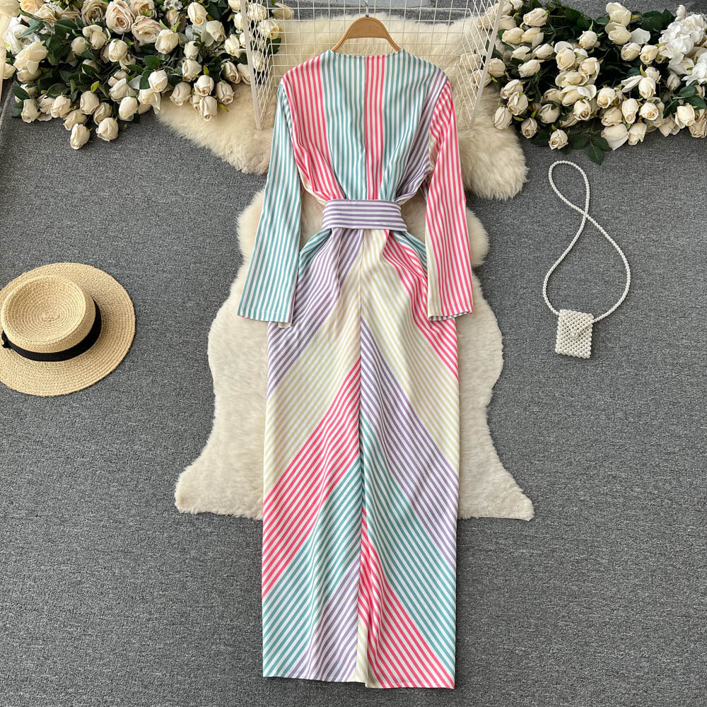 Vestido con cuello en V a rayas en contraste de colores