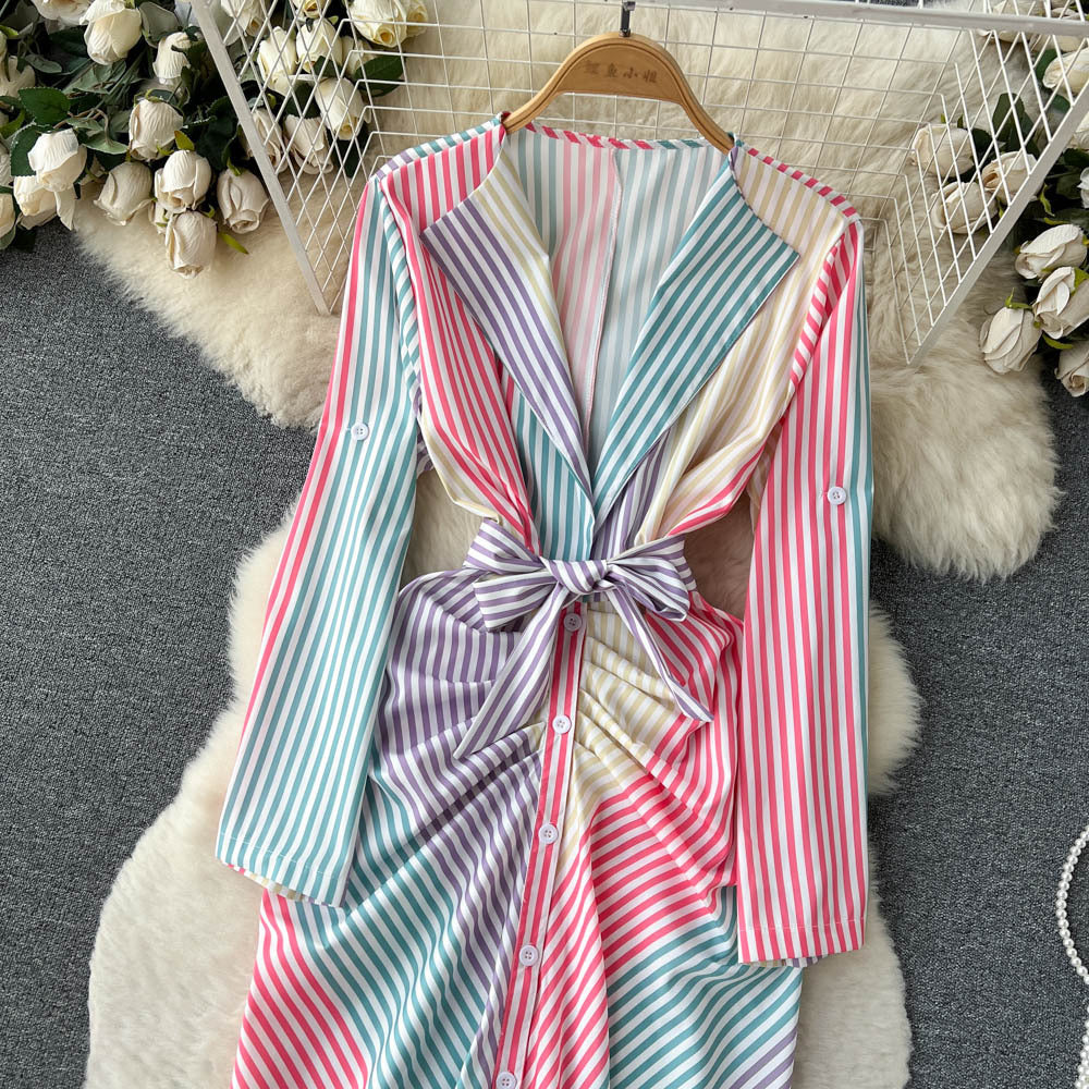 Vestido con cuello en V a rayas en contraste de colores
