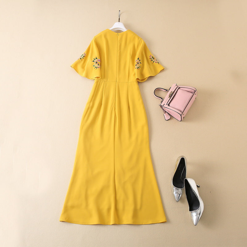 Robe jaune à manches en feuille de lotus