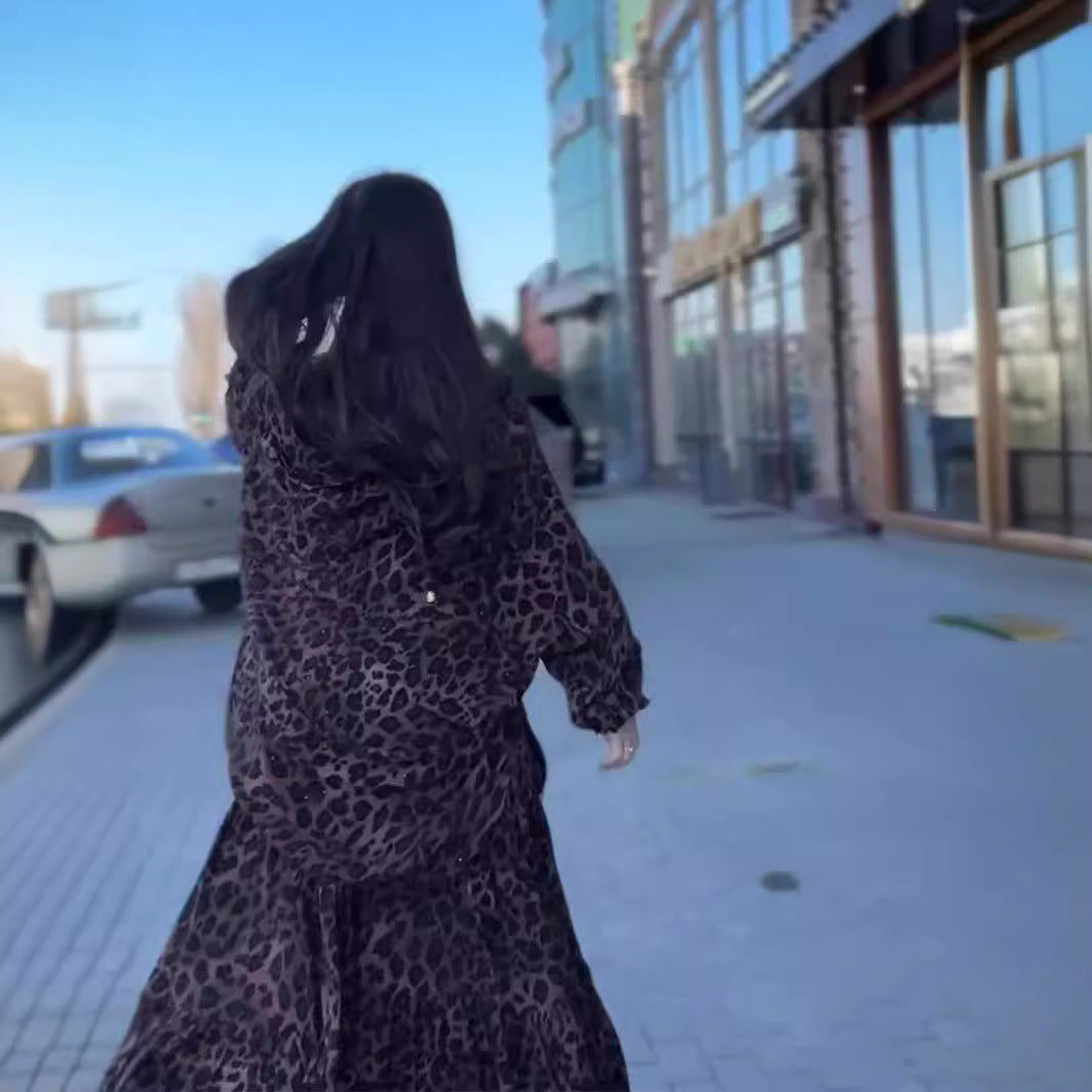 Camisa de manga larga con capucha y estampado de leopardo Traje de falda con costuras plisadas