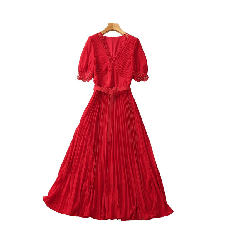Robe en mousseline de soie taille haute à col en V et dentelle plissée