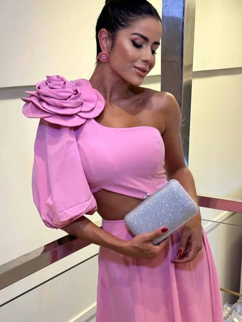 Vestido de noche con hombros descubiertos, manga corta y flores grandes y cintura expuesta
