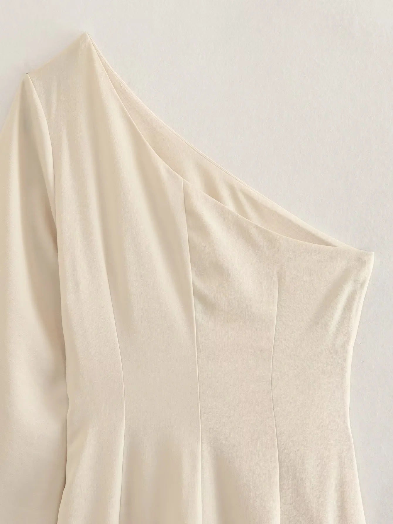 Robe décontractée plissée, coupe ajustée, coupe inclinée, bas à franges, une épaule, pour les vacances