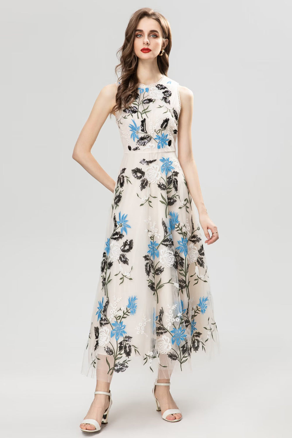Robe à col rond sans manches brodée de perles à coudre