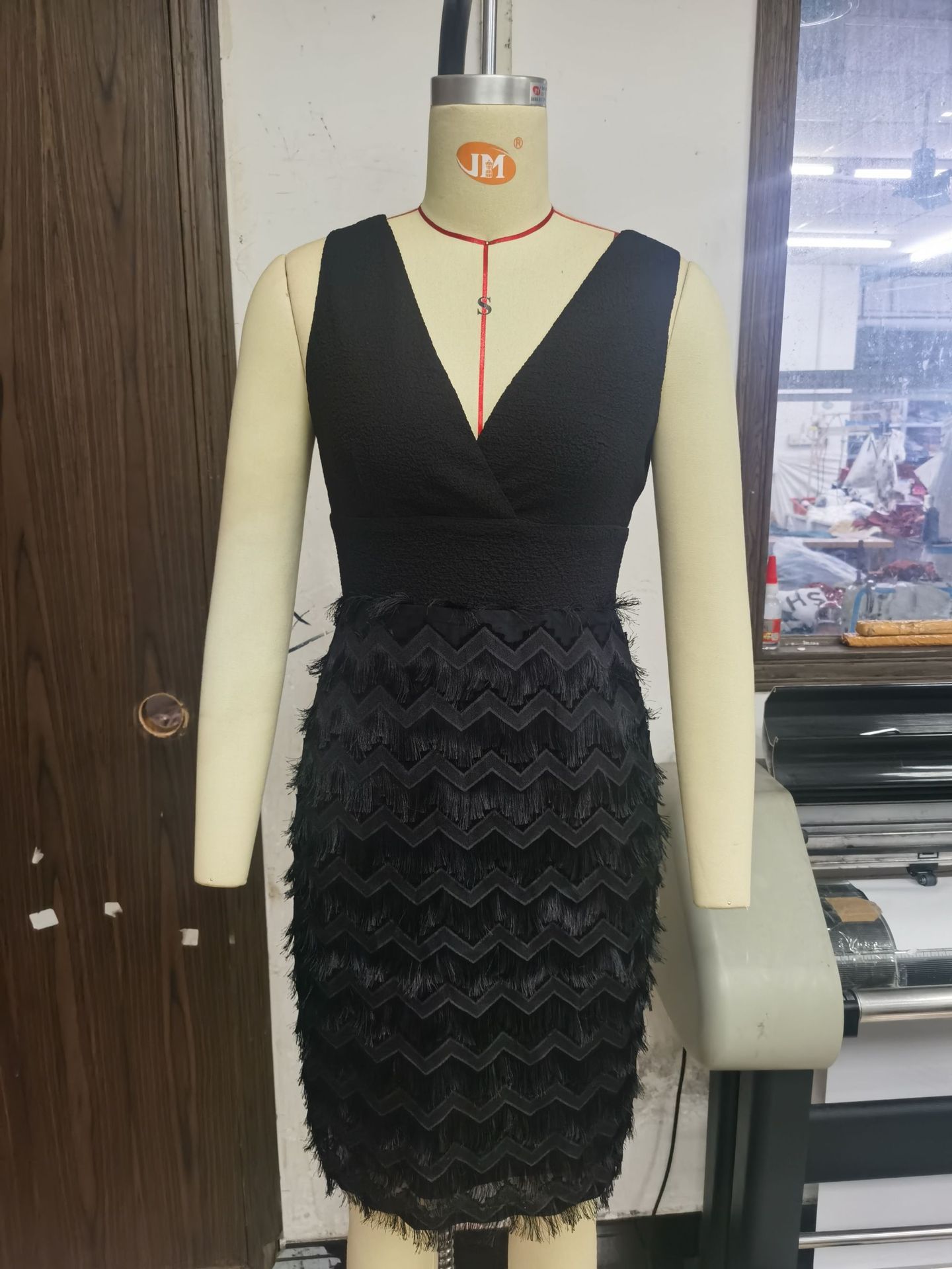 Vestido de mujer con lentejuelas y cuello redondo, sin mangas, con borlas y costuras