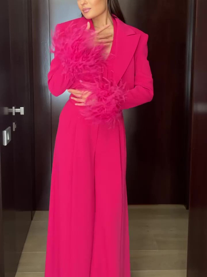 Ensemble trois pièces veste courte en fourrure à poignets roses, gilet et pantalon fendu