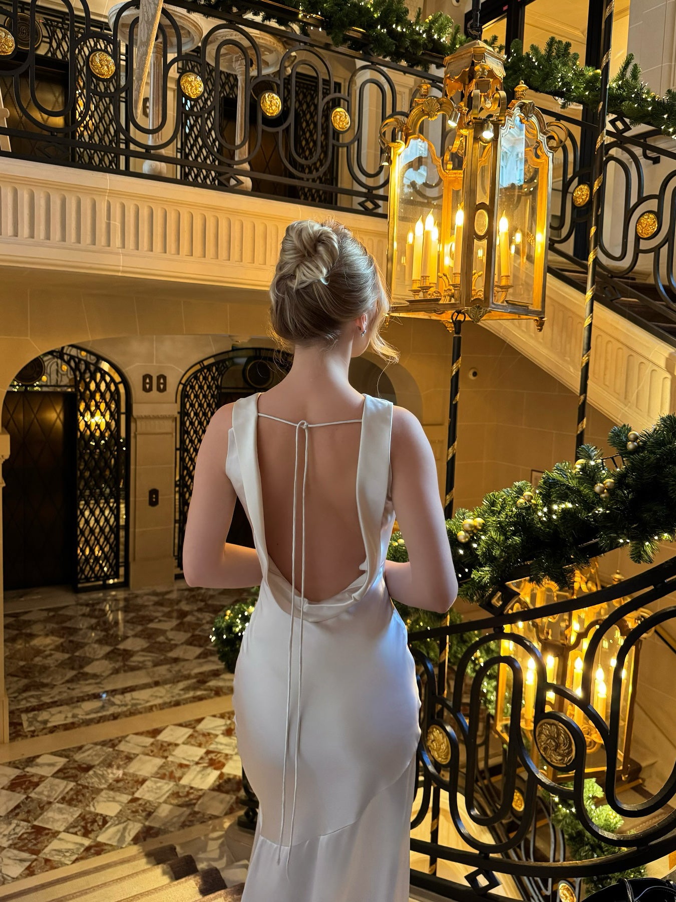Robe dos nu en satin blanc à col drapé