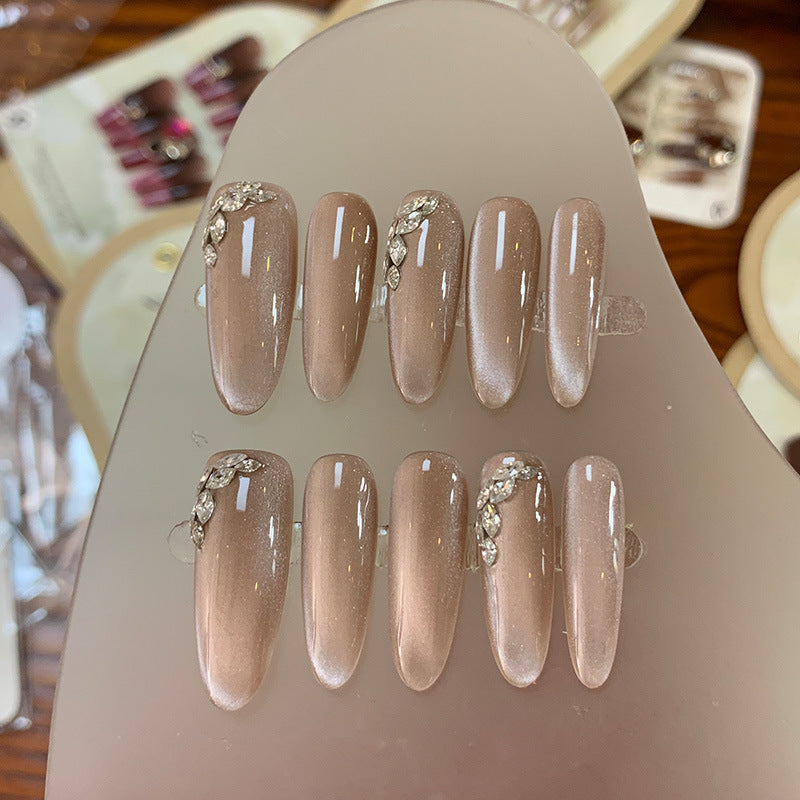 Producto acabado de uñas con uso de manicura francesa