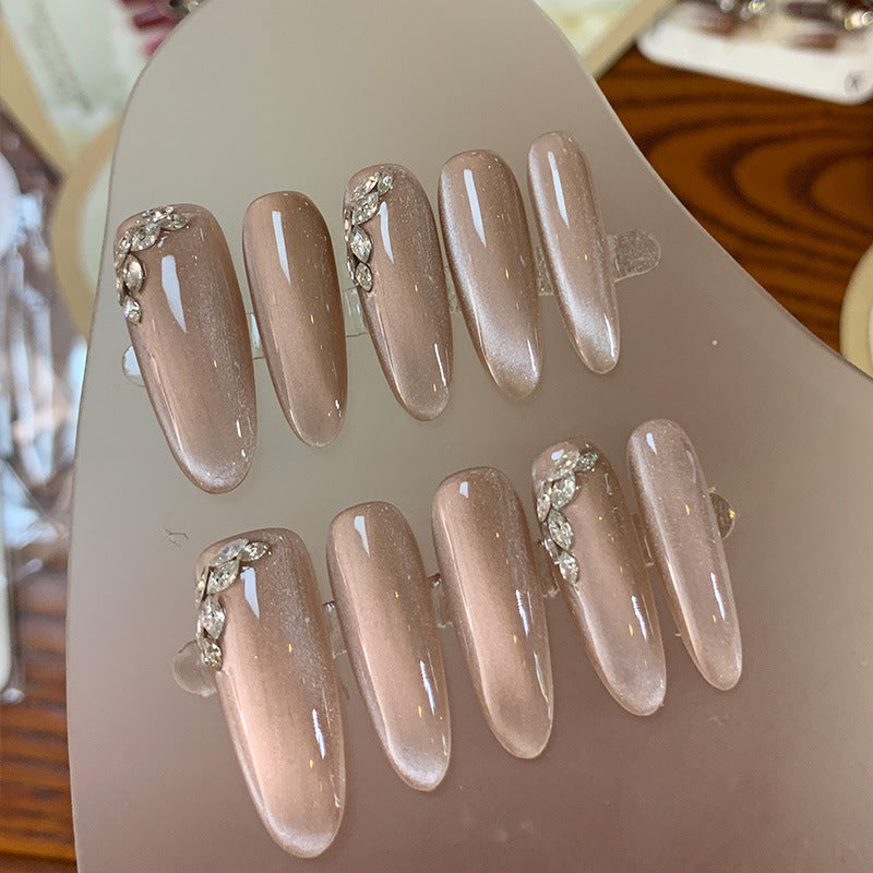 Producto acabado de uñas con uso de manicura francesa