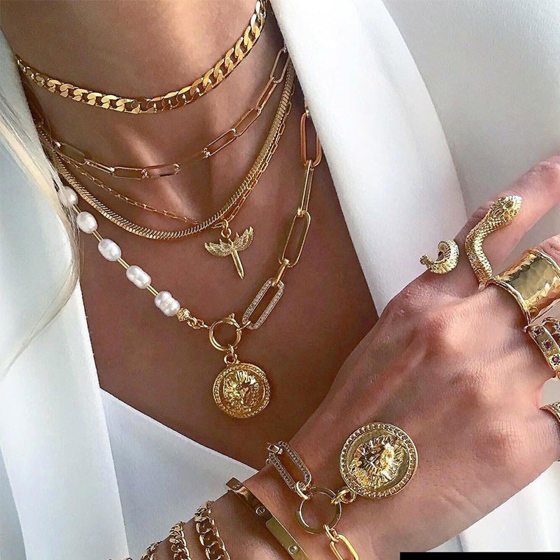 Collar de metal estilo punk multicapa con colgante de moneda y cadena de clavícula salvaje