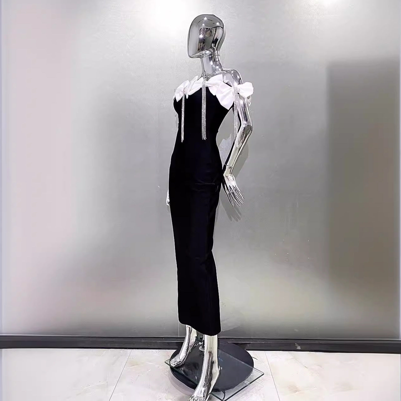 Robe tube blanche à strass et pompons