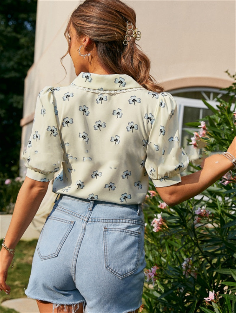 Blusa blanca de gasa con estampado suelto y solapa