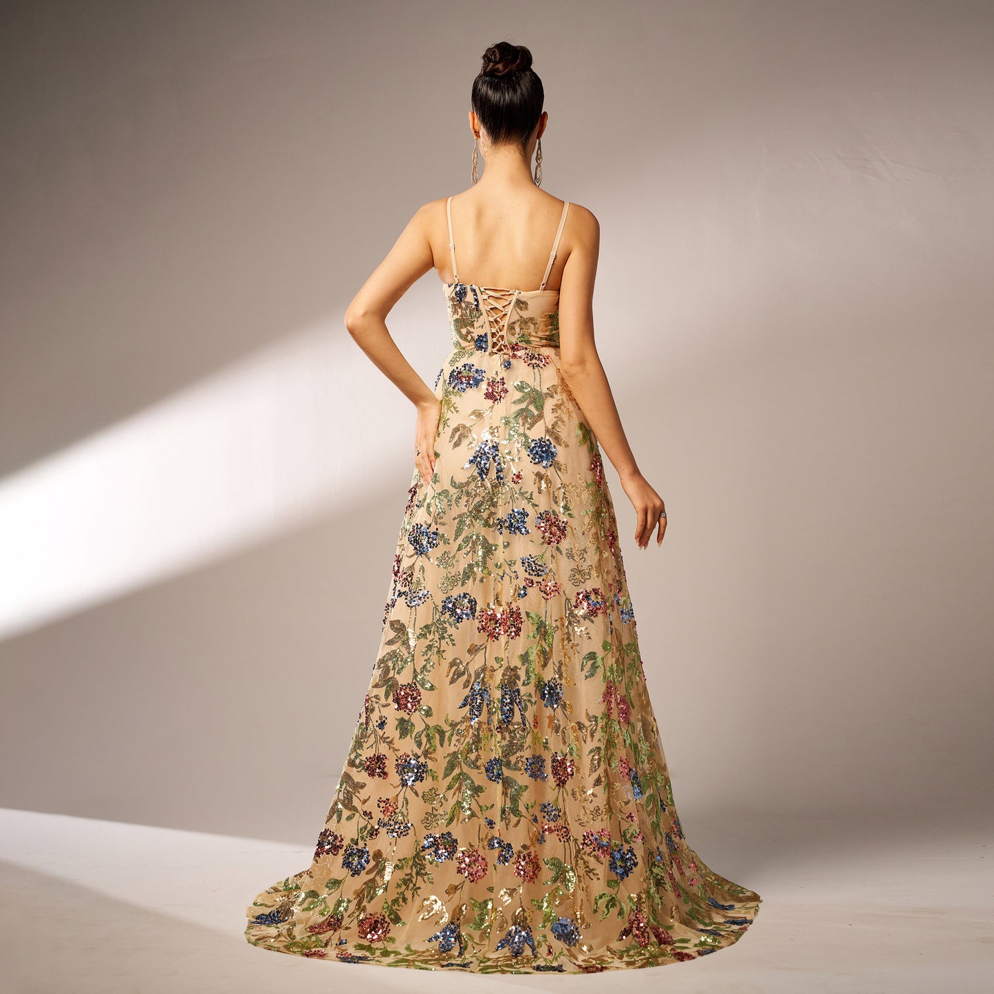 Robe de soirée élégante sans manches à bretelles et paillettes