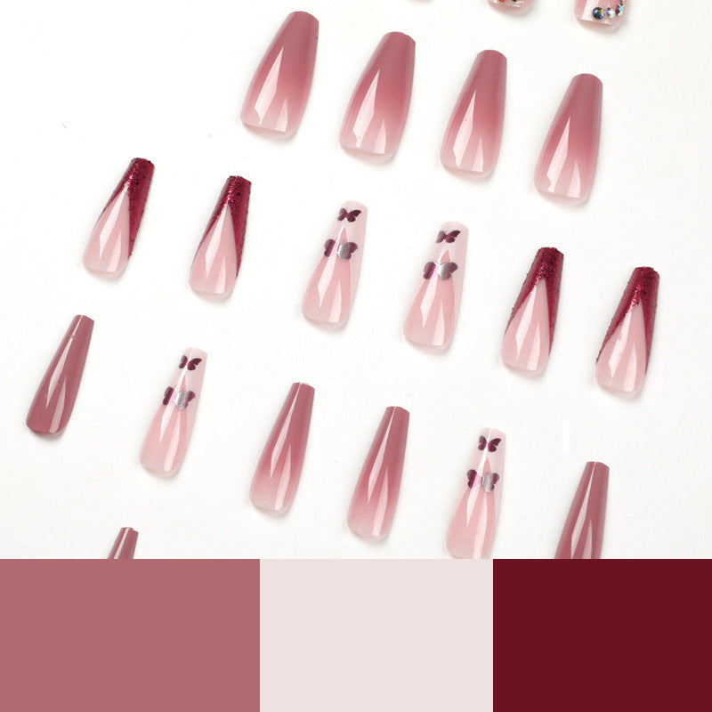 Porter des ongles, porter des strass, des papillons et des paillettes