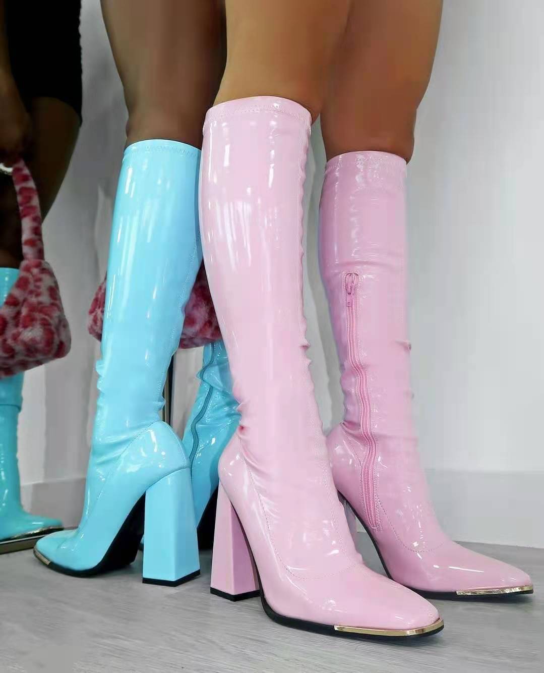 Botas de media caña con cremallera lateral, punta cuadrada, tacón grueso y piel brillante en talla grande