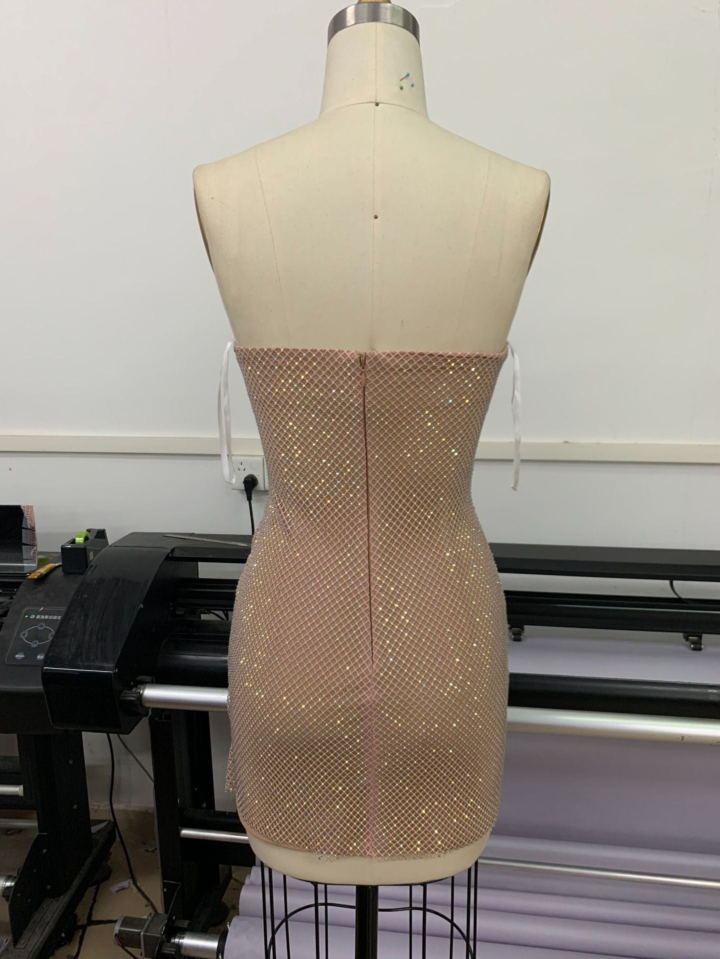 Minivestido adelgazante de espina de pescado con top de tubo y decoraciones de diamantes
