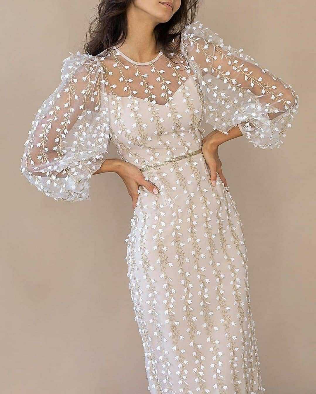 Vestido de malla con perspectiva bordada estilo dama