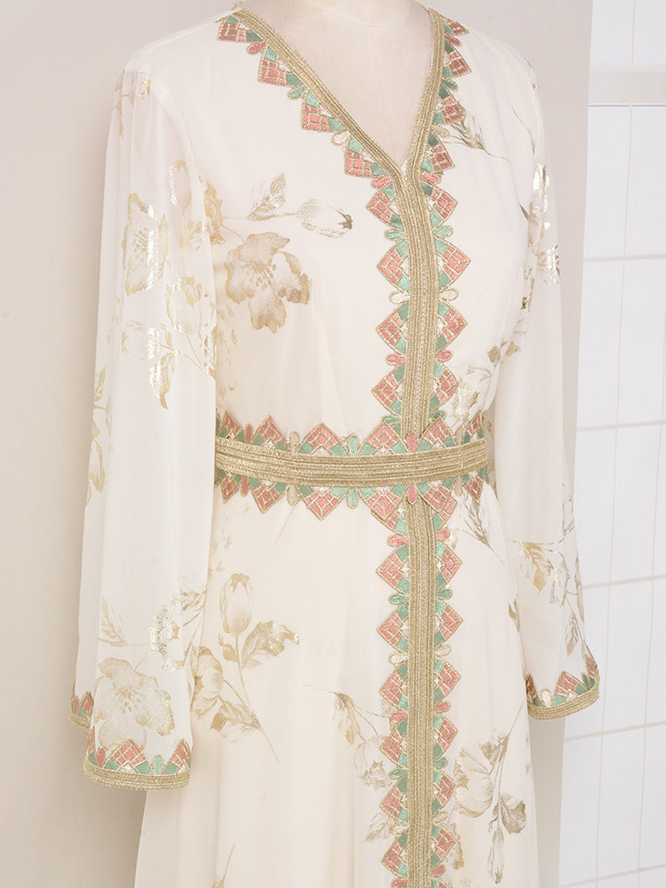 Robe blanche moderne en dentelle brodée dorée