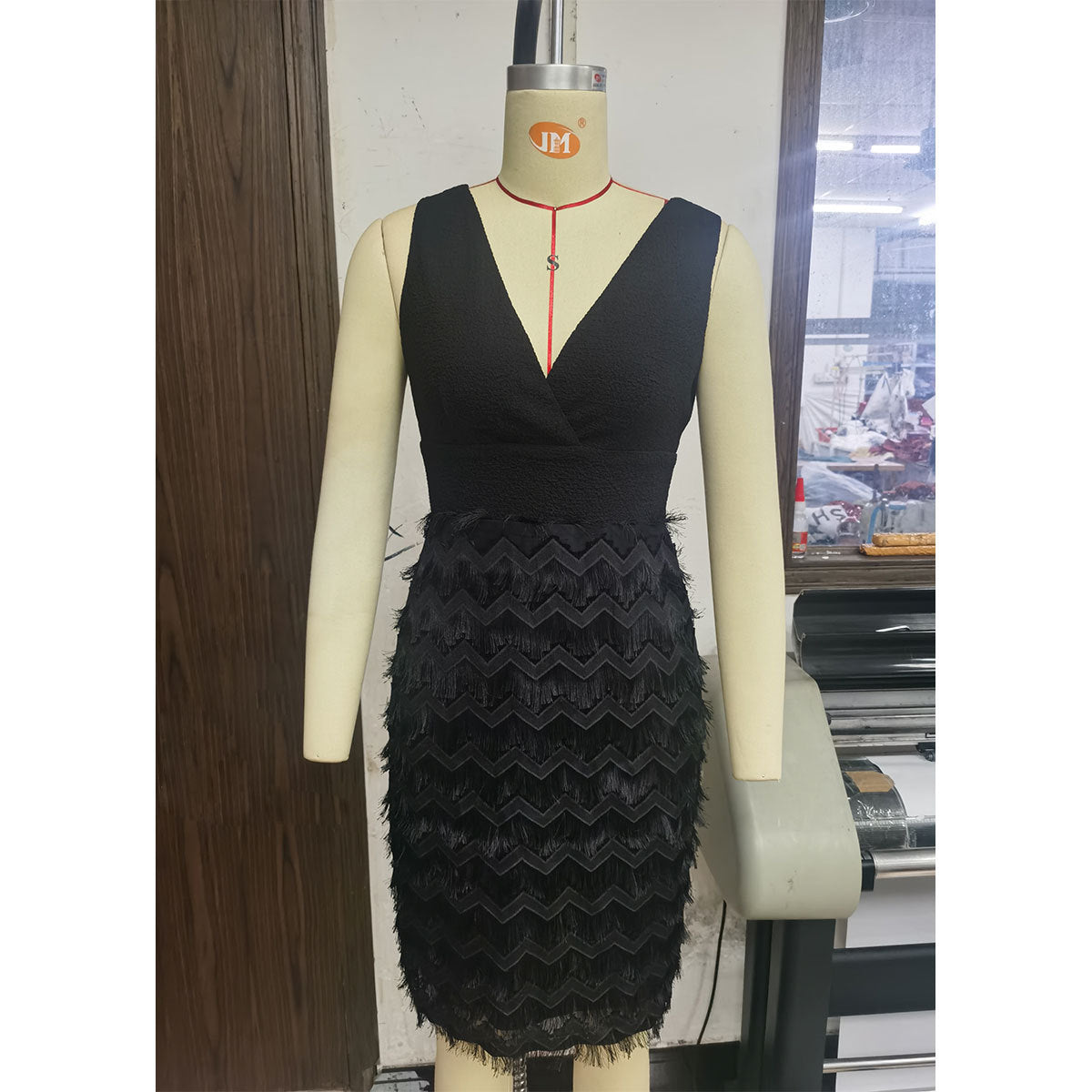 Vestido de mujer con lentejuelas y cuello redondo, sin mangas, con borlas y costuras