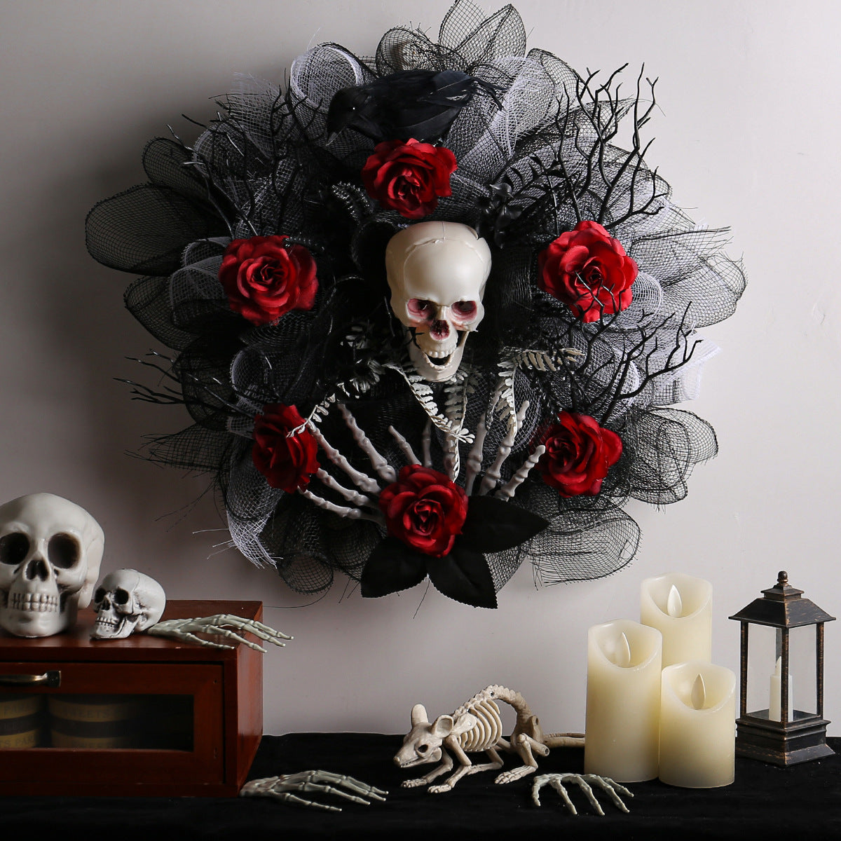 Guirlande de roses rouges et crânes en maille pour décoration de porte d'Halloween