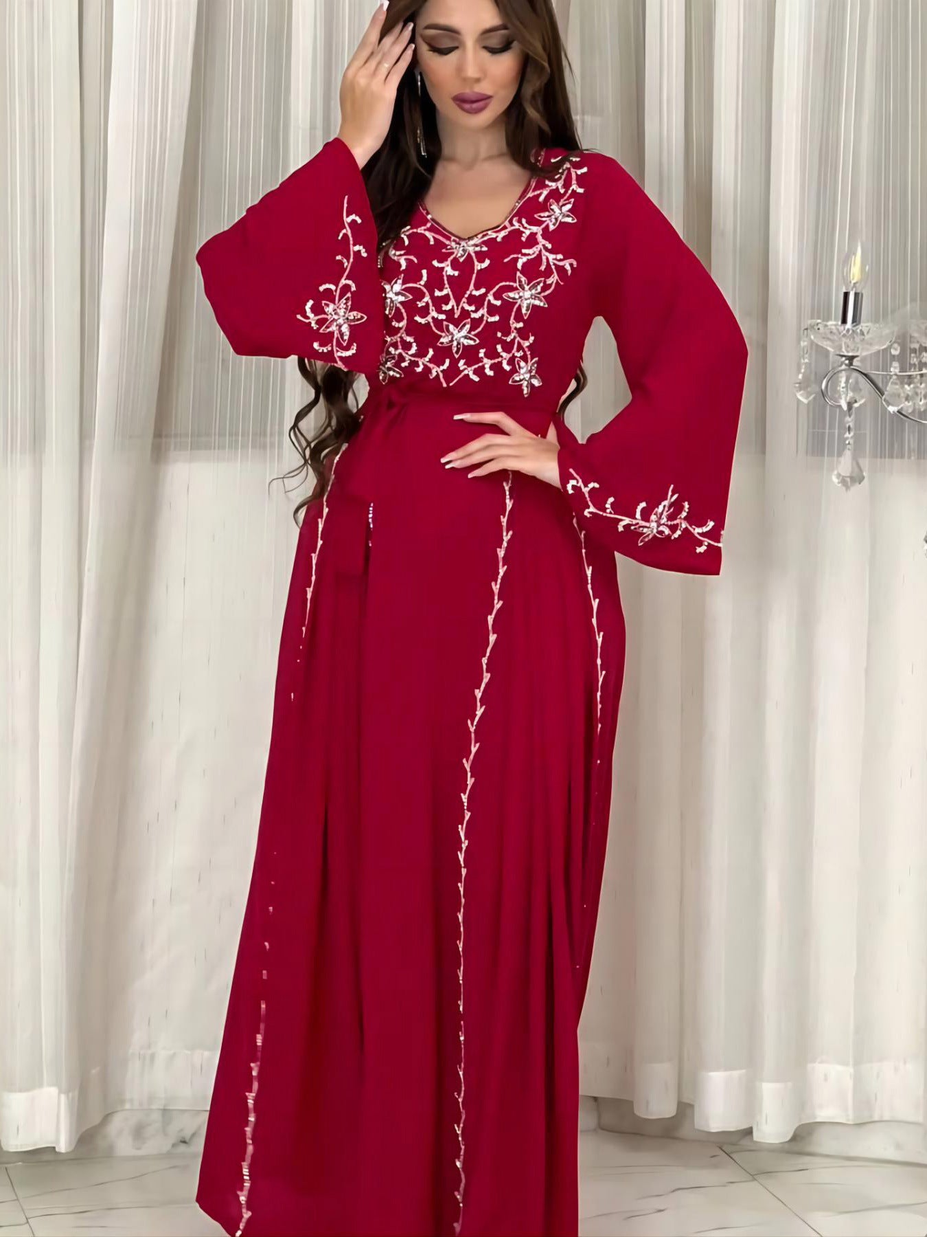 Elegante vestido con apliques bordados para cena de fiesta
