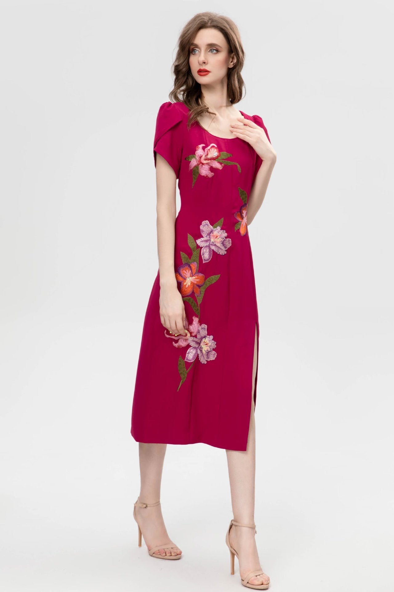 Elegante vestido formal ajustado de manga corta con bordado y abertura en la cadera
