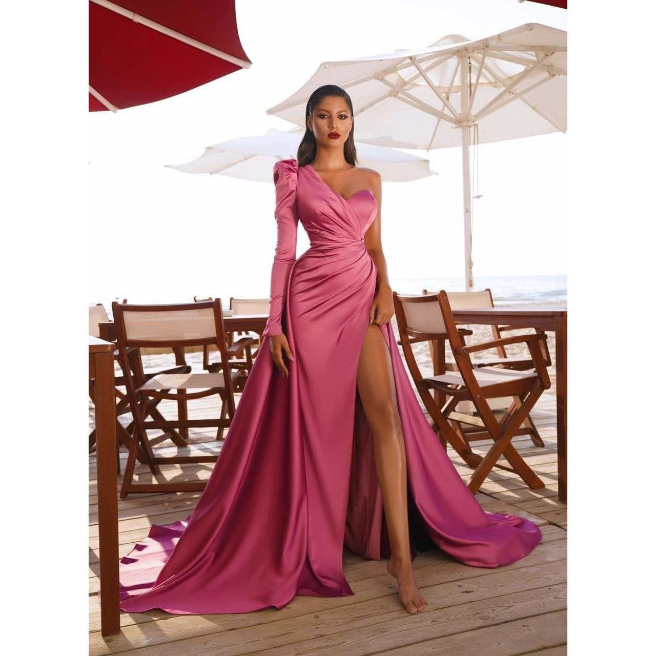 Robe en satin à manches longues avec longues fentes et traîne à une épaule