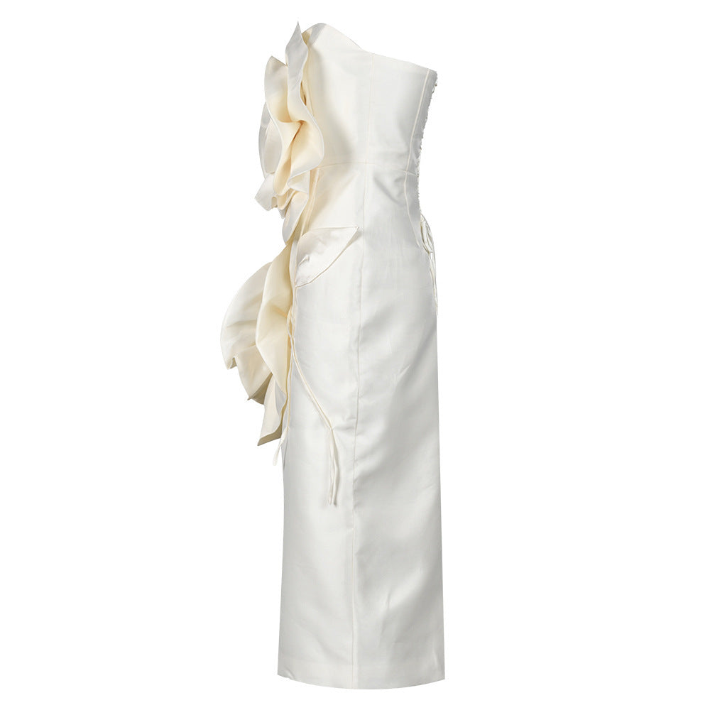 Elegante vestido formal sin mangas con hombros descubiertos y flores grandes tridimensionales