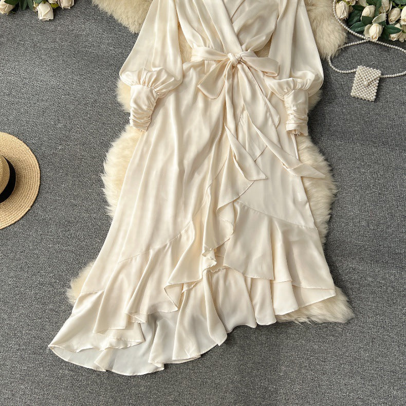 Vestido de falda de traje irregular con volantes y ribete de cintura con cordones de manga larga