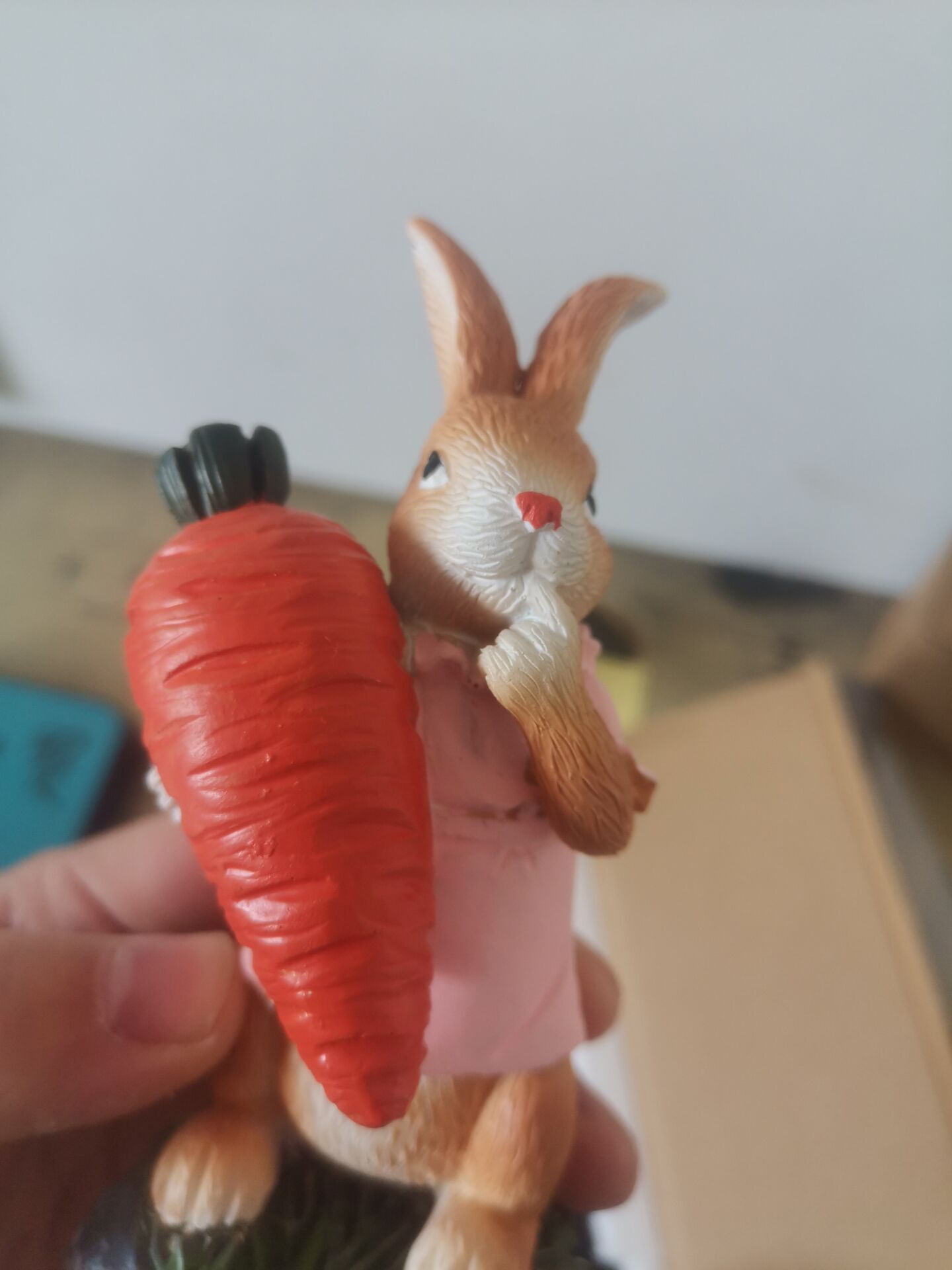 Statue artisanale en forme d'œuf de lapin de Pâques