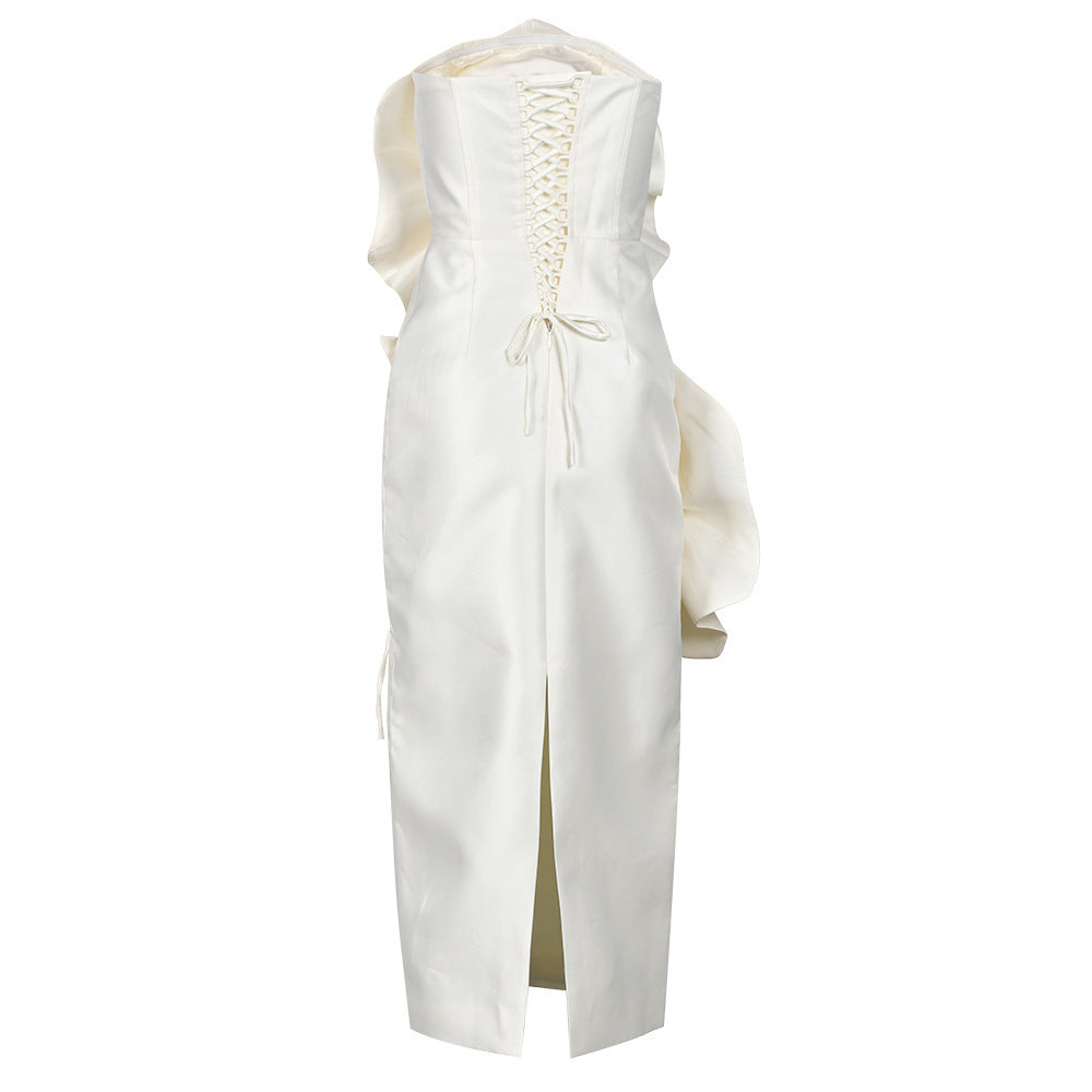 Elegante vestido formal sin mangas con hombros descubiertos y flores grandes tridimensionales