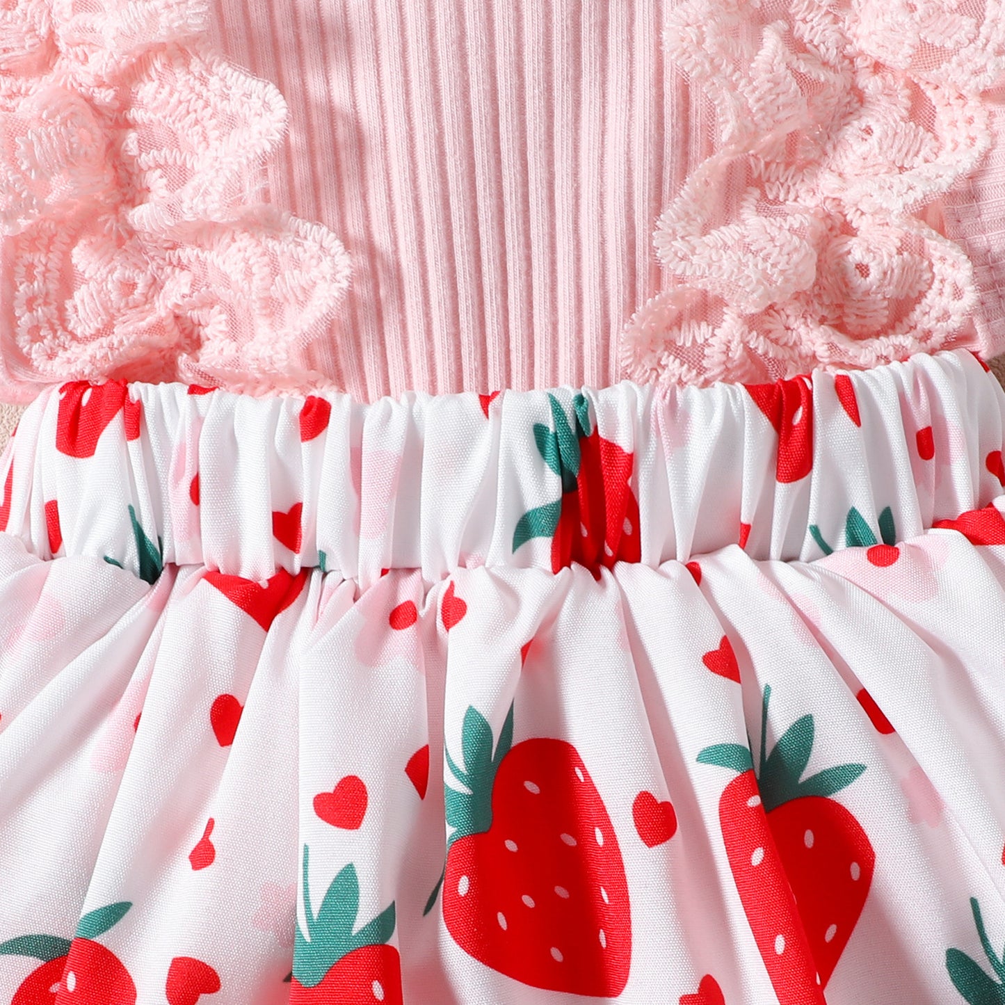 Mameluco de verano sin mangas con lazo y estampado de fresa para niños pequeños