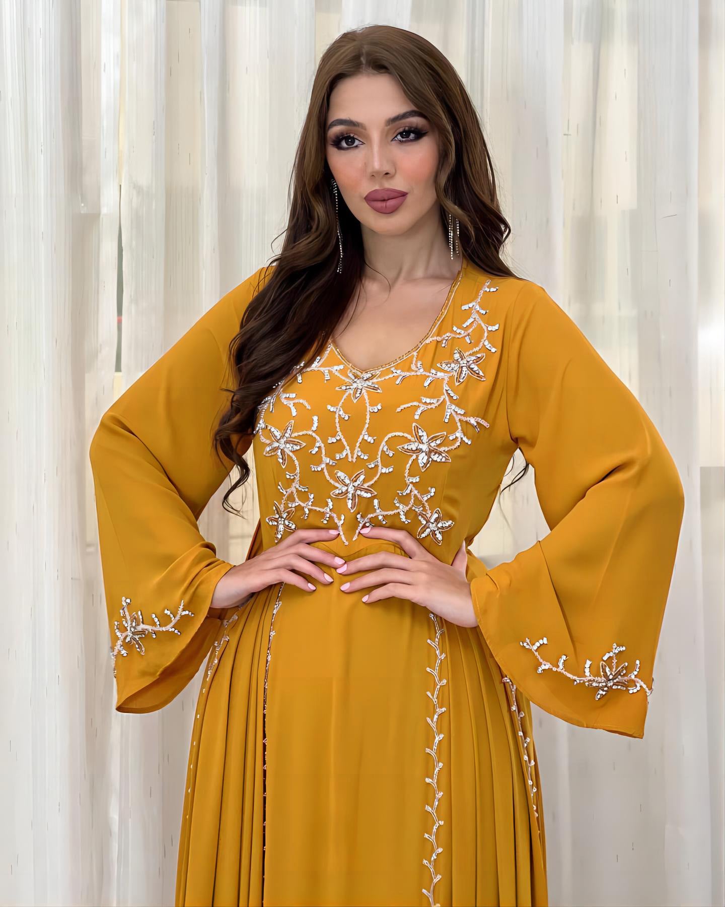 Elegante vestido con apliques bordados para cena de fiesta