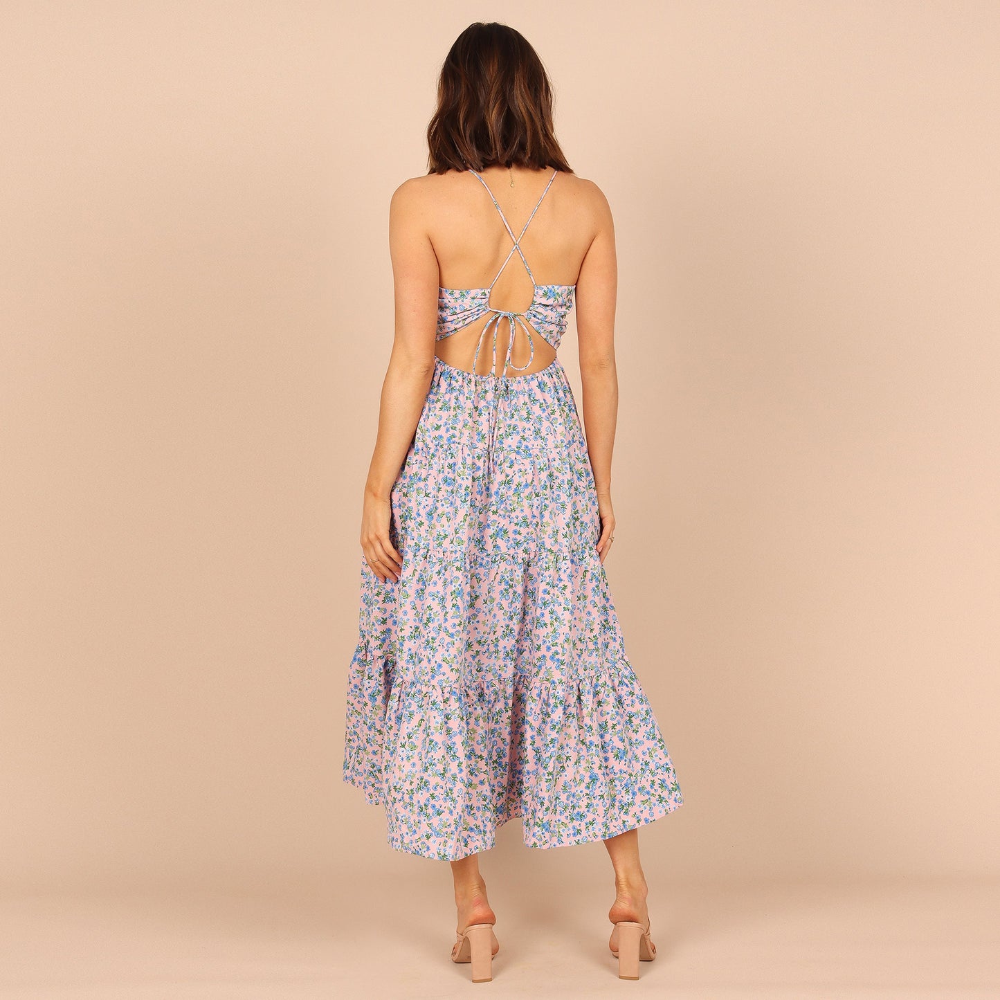 Vestido evasé con tirantes divididos y flores