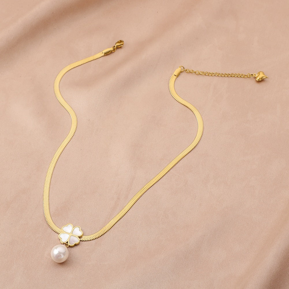Collier en acier inoxydable avec trèfle à quatre feuilles et coquillages nacrés