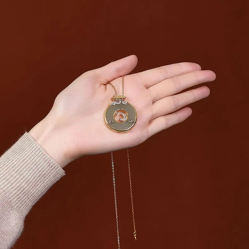 Collar vintage con colgante de hebilla de seguridad de zafiro hetiano