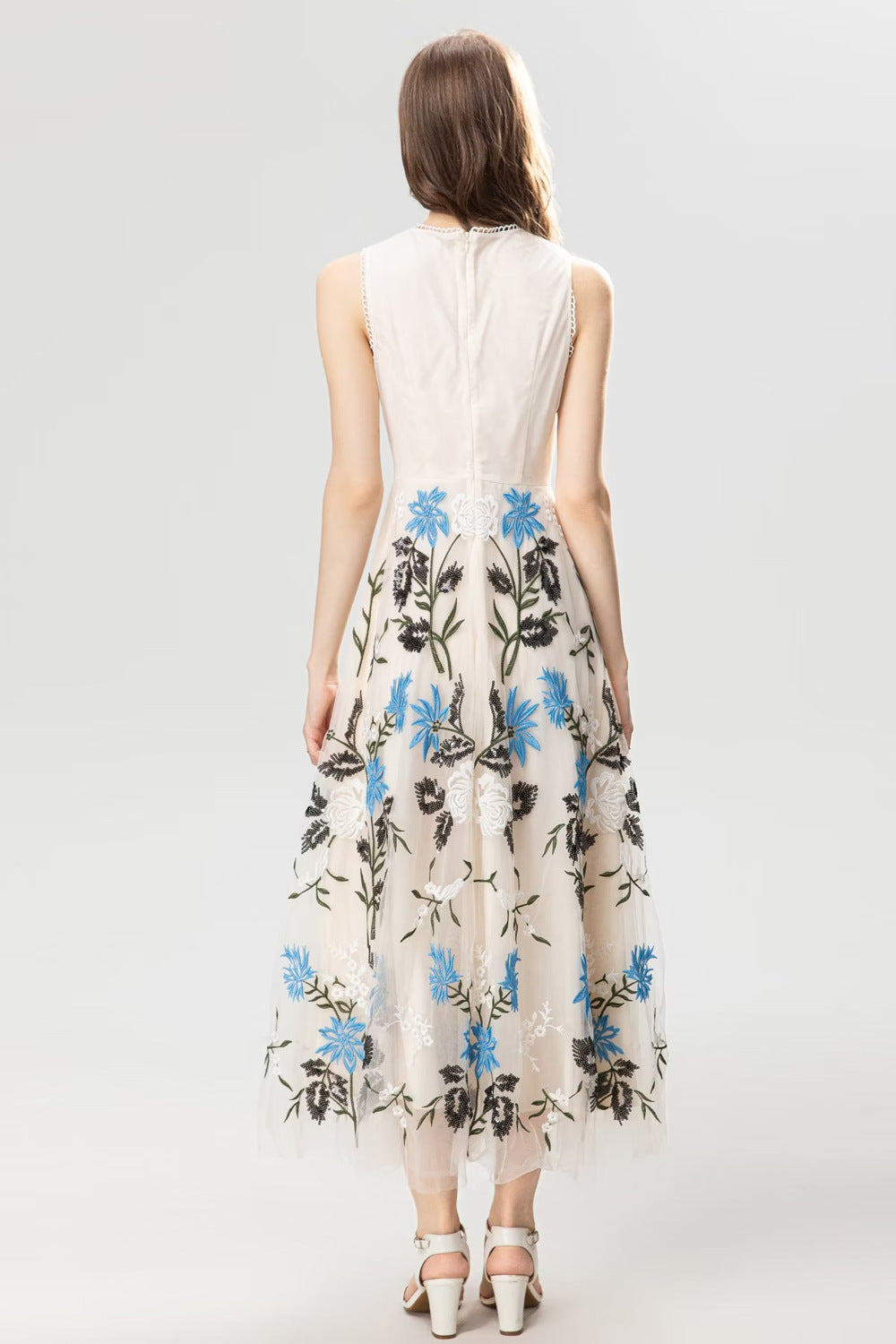 Robe à col rond sans manches brodée de perles à coudre
