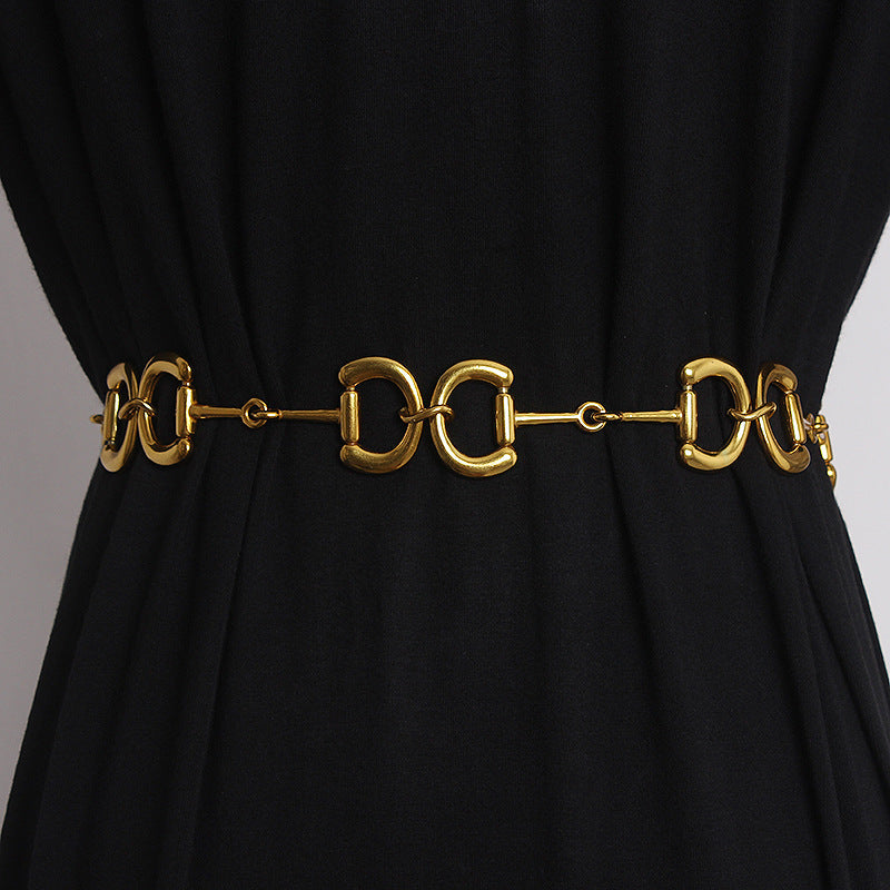 Cadena de cintura fragante pequeña de metal con vestido de jeans