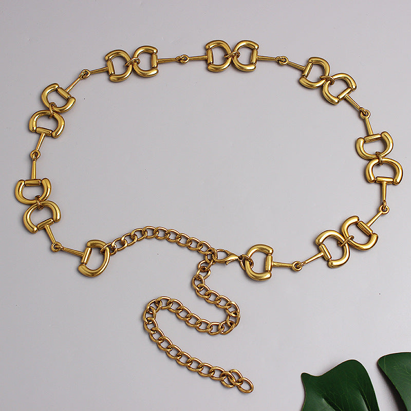 Cadena de cintura fragante pequeña de metal con vestido de jeans