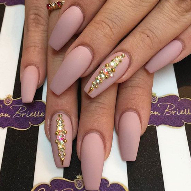 Manicura de uñas Flesh Complexion Diamond terminada de usar