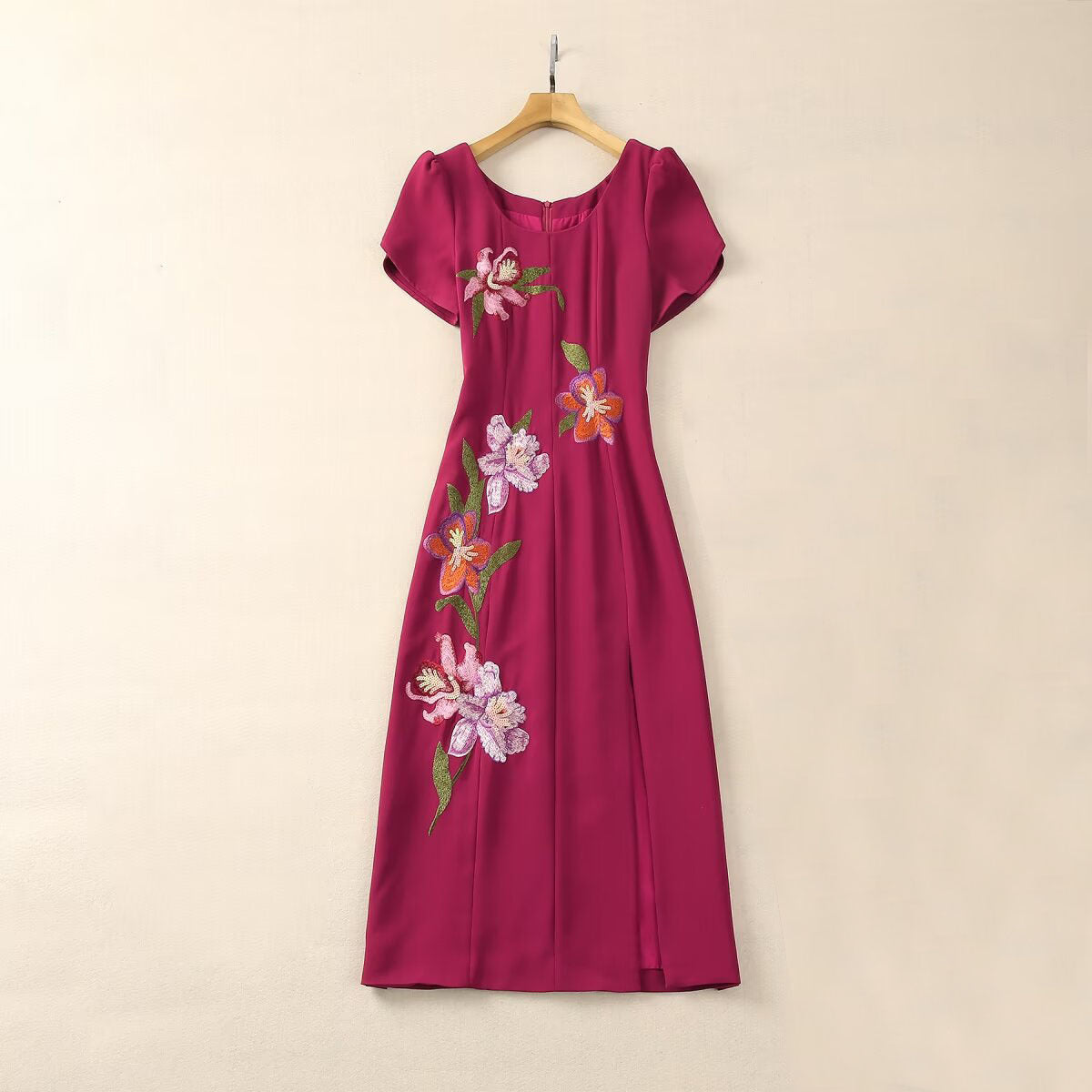 Elegante vestido formal ajustado de manga corta con bordado y abertura en la cadera