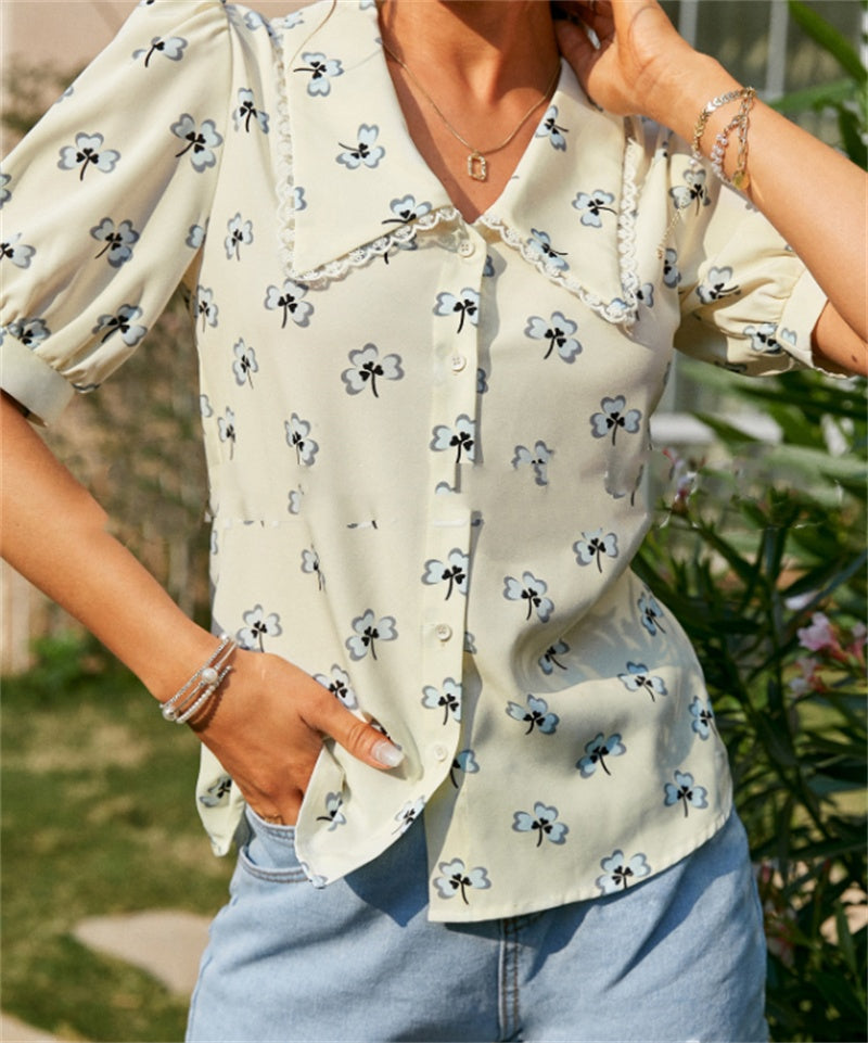 Blusa blanca de gasa con estampado suelto y solapa