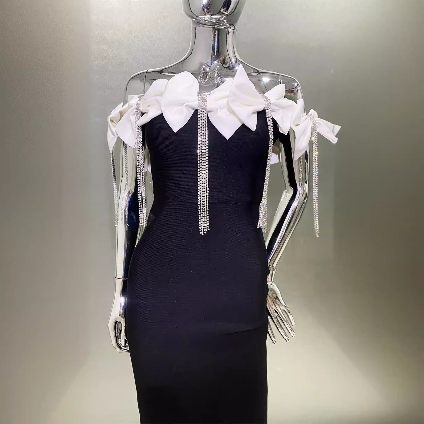 Robe tube blanche à strass et pompons