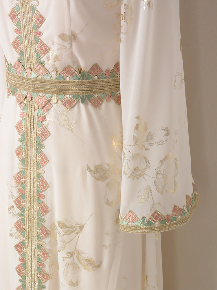 Robe blanche moderne en dentelle brodée dorée