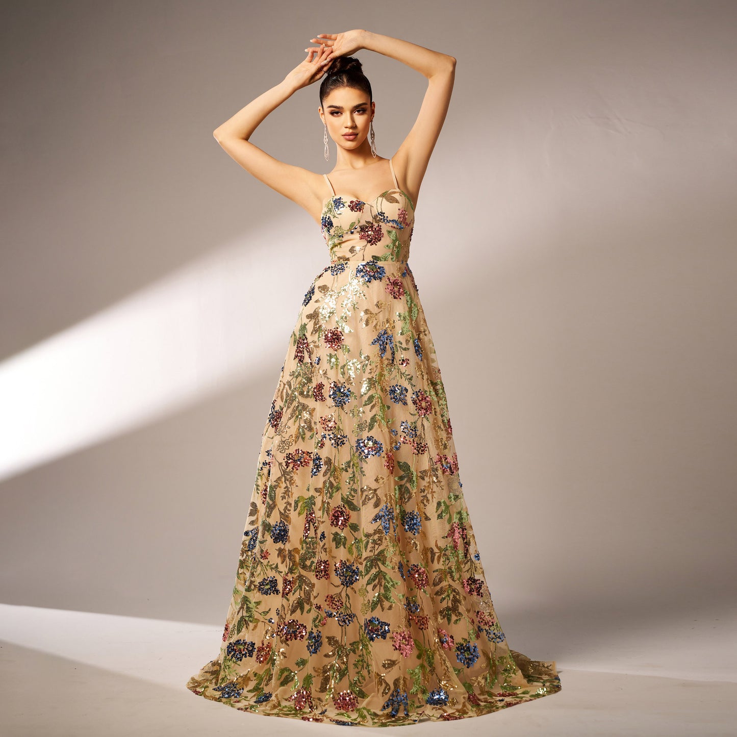 Robe de soirée élégante sans manches à bretelles et paillettes